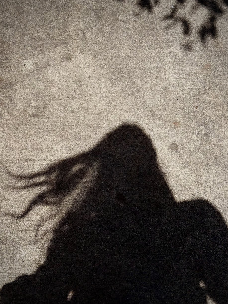 在阴影中轻拂头发图片下载