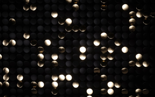 金币闪闪发亮，黑色硬币镶嵌在马赛克背景上。黑色背景与金色灯光背景。3 d渲染。优质的形象。图片下载