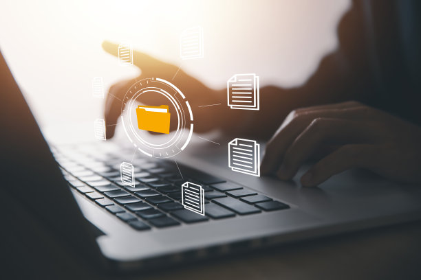 商务人员使用计算机管理电子文档的概念，高效地访问在线公司业务文档数据库。数字技术无纸化办公图片下载