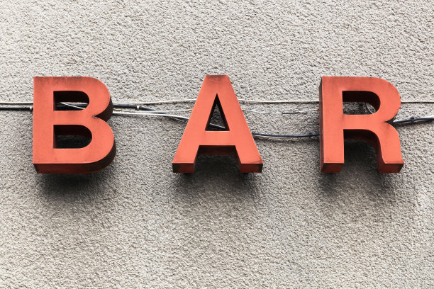 墙上的酒吧标志图片下载