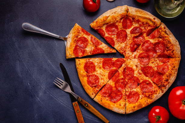 热的自制意大利辣香肠披萨图片下载