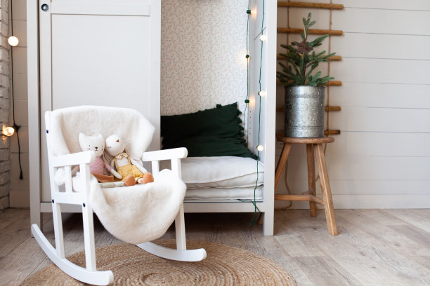 斯堪的纳维亚风格的现代儿童房内饰。简约的设计，中性的色彩。图片下载