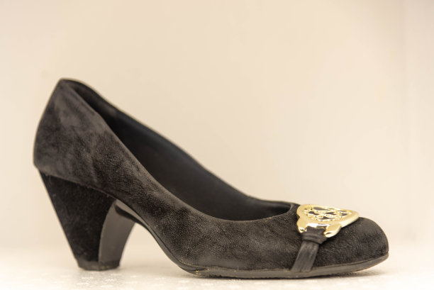 妇女的绒面革鞋在白色背景图片下载