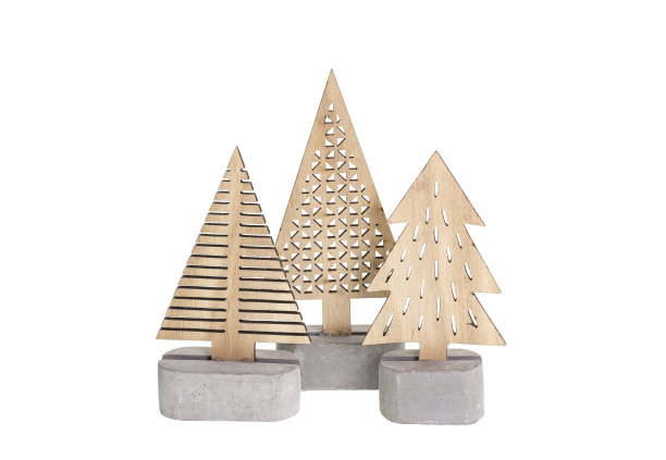 白色背景下孤立的木制圣诞树图片下载