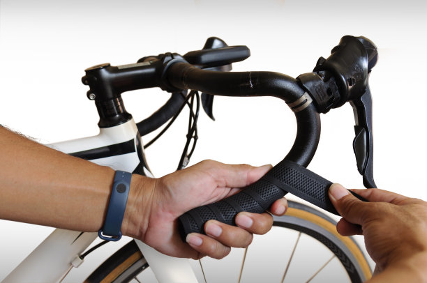 自行车机械师正在制作车把胶带安装图片下载