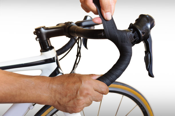 自行车机械师正在制作车把胶带安装图片下载