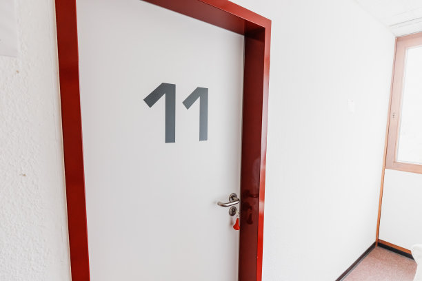 门牌号:面目全非的旅馆或招待所门上的门牌号现代时尚的室内设计图片下载