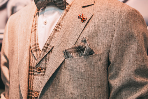 在服装店或裁缝店的模特身上穿着复古时尚的男士西装图片下载