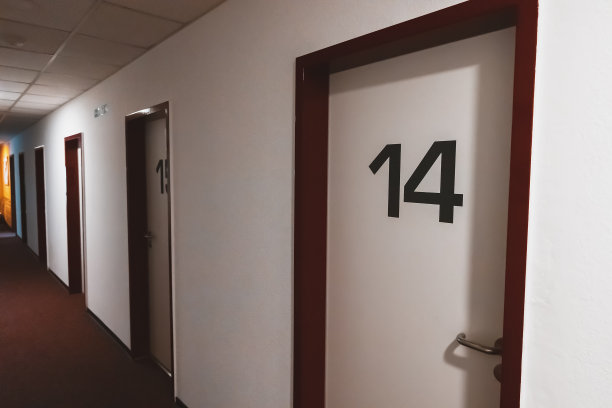 门牌号:面目全非的旅馆或招待所门上的门牌号现代时尚的室内设计图片下载
