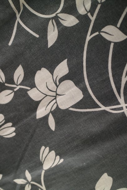 有植物和花朵图案的黑布图片下载