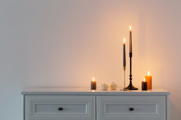 燃烧的蜡烛在白色的木质架子在白色的内部图片下载