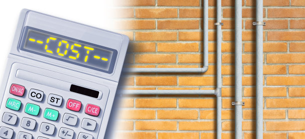 关于供应甲烷气体和饮用水的成本-概念与计算器和成本文本对着砖墙和天然气和水镀锌金属管道图片下载