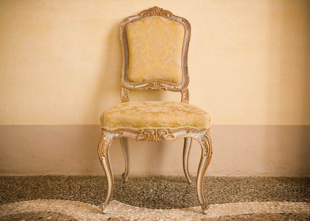 古老的意大利木制软垫椅刚刚恢复与花卉装饰图片下载