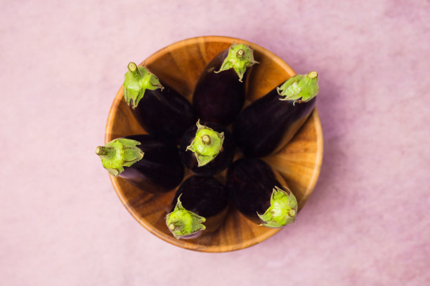 木碗里的茄子特写图片下载