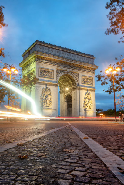 在香榭丽舍大街和凯旋门的光迹背景下进行长时间曝光图片下载
