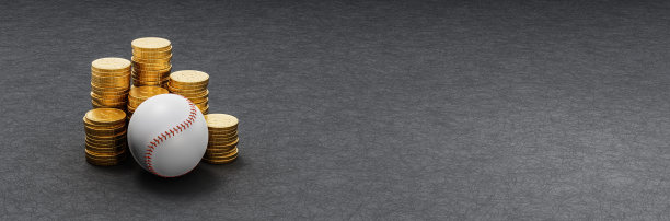 棒球前面成堆的硬币在黑暗的背景图片下载