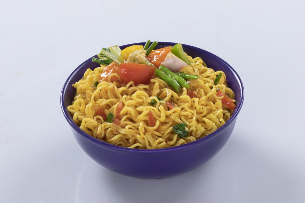 平面，鸡肉，鸡蛋，牛肉，对虾的即食面条被隔离在白色的背景设计或包装图片下载