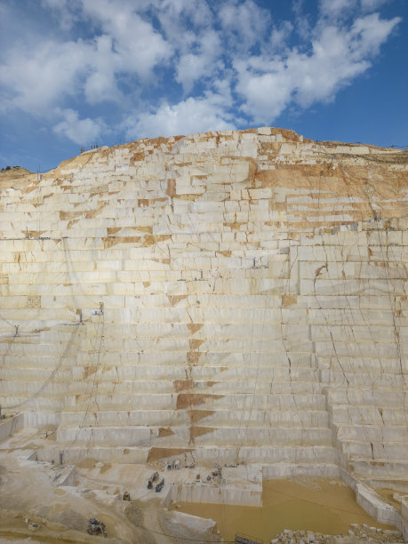 白色大理石的露天矿坑-库存照片图片下载