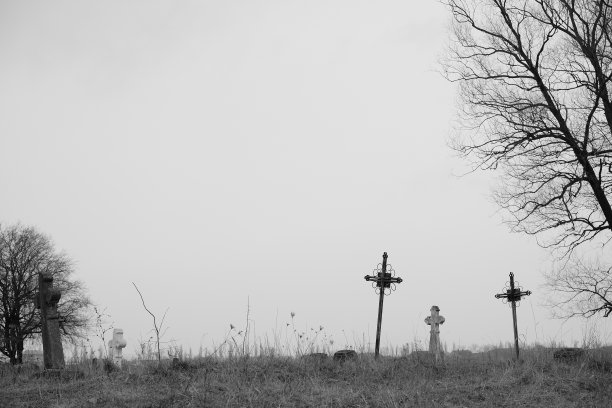 墓碑、十字架和墓碑的黑色剪影。图片下载