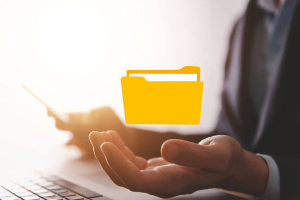 商务人员使用计算机管理电子文档的概念，高效地访问在线公司业务文档数据库。数字技术无纸化办公图片下载