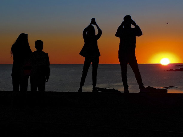 人们在拍摄日落素材图片