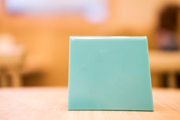 模拟菜单架立在木桌上，留有文字空间图片下载