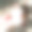 白色木桌上放着一本打开的空白笔记本。紫菀花和红色花瓣散落在附近。植物学的概念是记日记，列清单，做笔记，做事情。平的。图片下载
