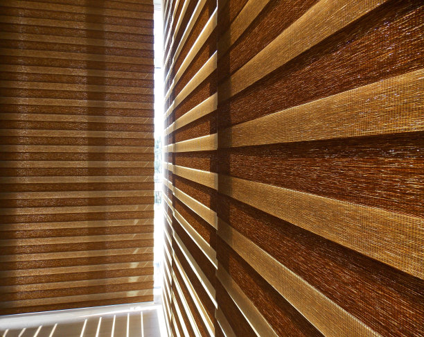 室内窗户上的双滚轮百叶窗图片下载