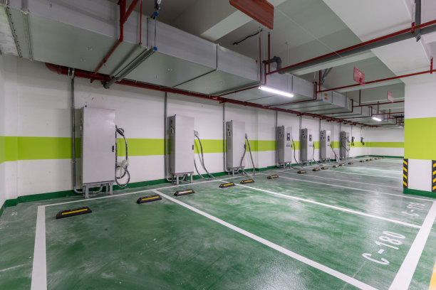 空的地下车库停车位图片下载