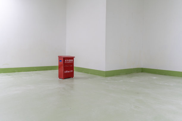 在地下停车场的空地上图片下载