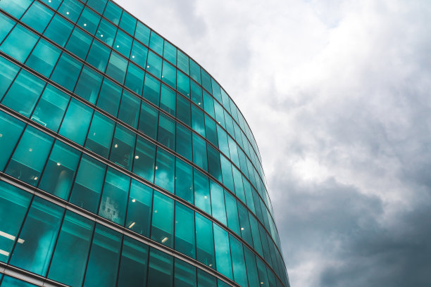 一个典型的阴天，伦敦的游泳池图片下载