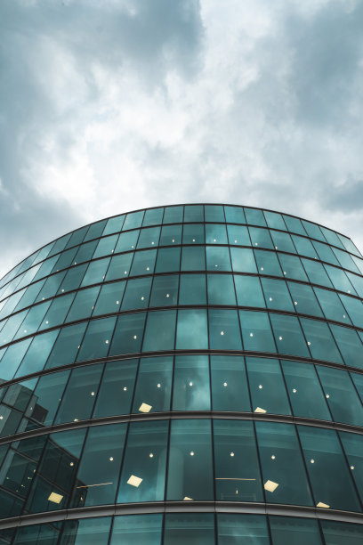 一个典型的阴天，伦敦的游泳池图片下载