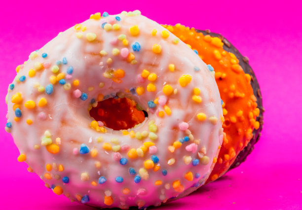 香甜可口的甜甜圈配上美味的配料图片下载