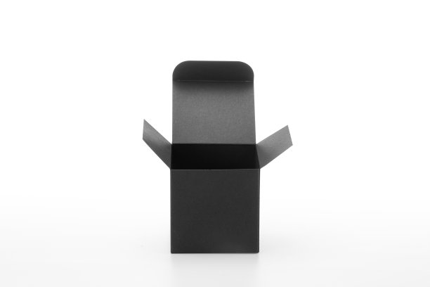 工艺无标签纸板纸盒呈现在桌子上。图片下载