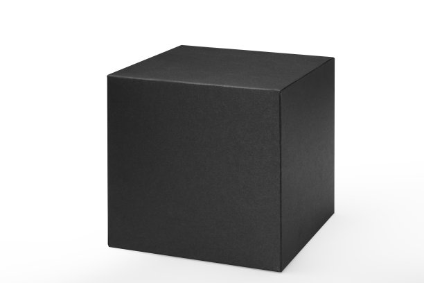 工艺无标签纸板纸盒呈现在桌子上。图片下载