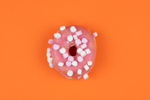 香甜可口的甜甜圈配上美味的配料图片下载