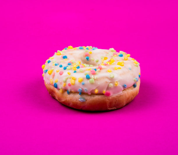 香甜可口的甜甜圈配上美味的配料图片下载