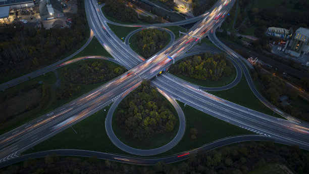 黄昏时的公路立交-鸟瞰图图片下载