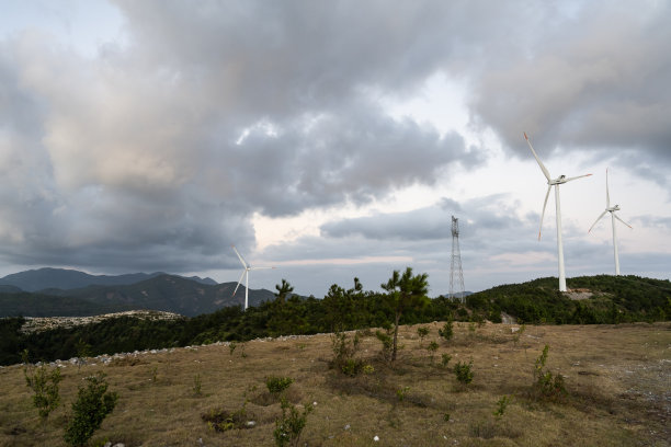 山顶上的风能图片下载