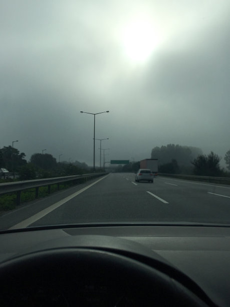 雾天在高速公路上开车图片下载
