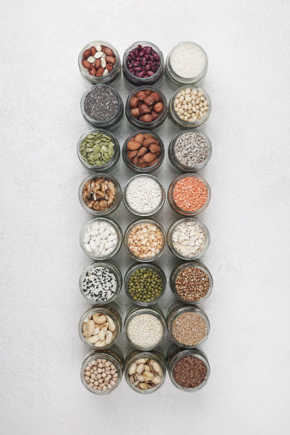 素食者的蛋白质来源。各种健康素食。顶视图种子，坚果，豌豆，豆类，大米，斯佩尔特，燕麦白色背景图片下载