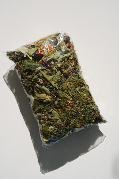 白底的一包花草茶图片下载