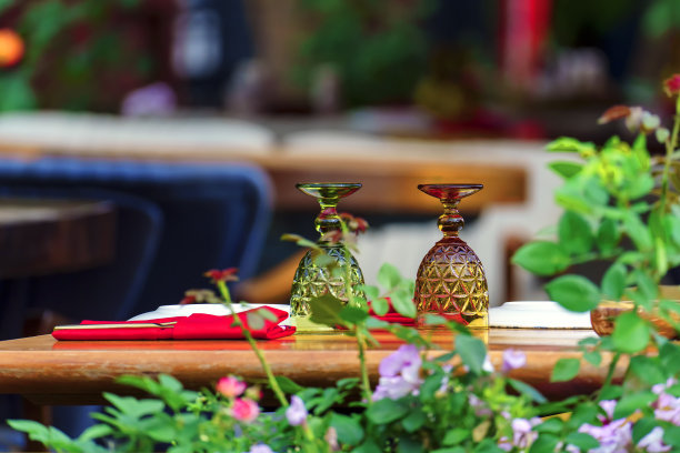 露天餐厅的餐桌上摆满了餐具，随时可以上菜图片下载