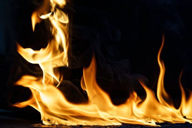 黑色背景上的火和熔化的塑料。厨房火的概念。图片下载