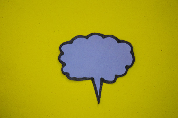 黄色背景上孤立的空白语音气泡图片下载