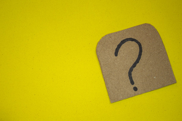 黄色背景上有问号，有复制空间。图片下载