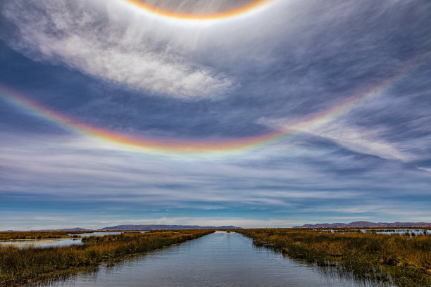 秘鲁普诺的的的的喀喀湖上空的双重日晕。图片下载