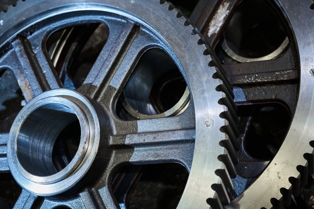 仓库内螺旋齿轮传动用金属齿轮堆图片下载