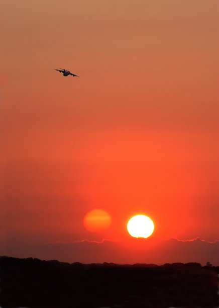 飞机飞向夕阳图片下载