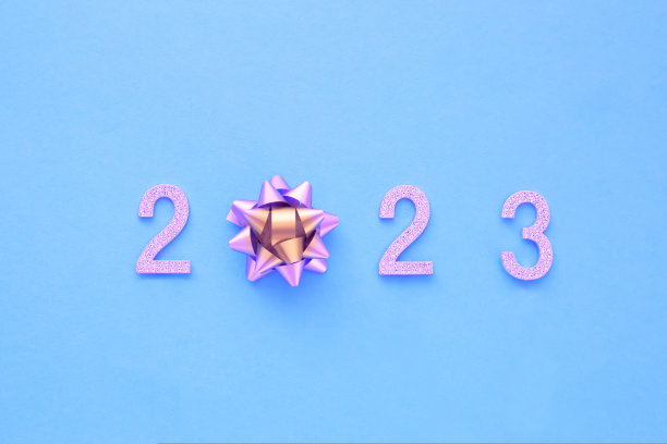 2023年新年快乐。金色数字与水钻文字2023孤立在粉紫色的背景。美丽明亮的设计元素为贺卡和节日传单。图片下载